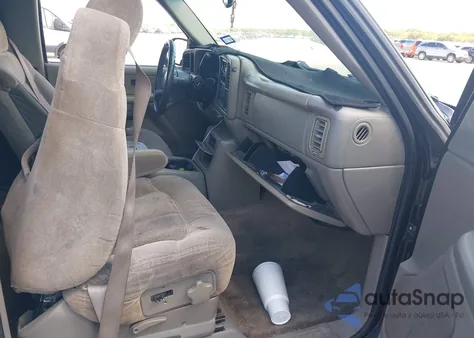 2000 Chevrolet Silverado 1500 Ls z USA, uszkodzony, nr VIN 2GCEC19T8Y1323678